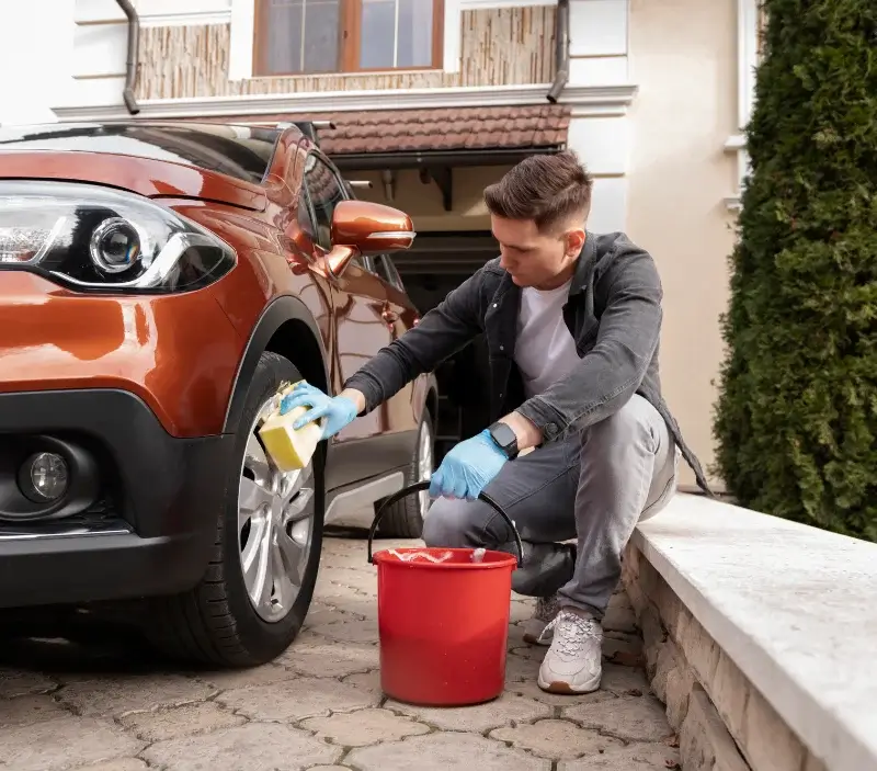 Lavage auto à domicile La Lande-Chasles : professionnel intervenant sur un véhicule